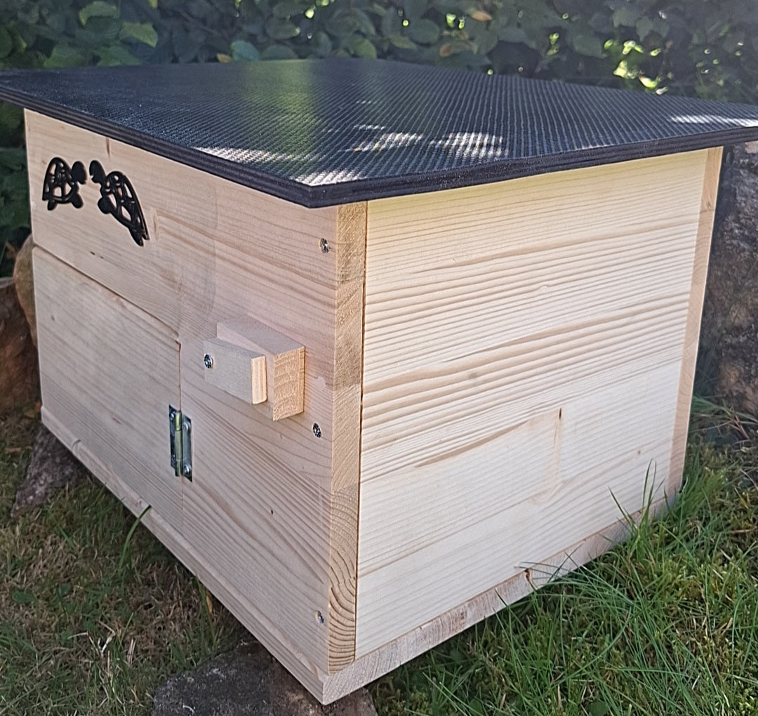 Schildkrötenhaus mit verschließbarem Eingang Boden und abnehmbares Dach aus 18mm starkem Fichtenvollholz 2x wetterfest imprägniert (SK11N)