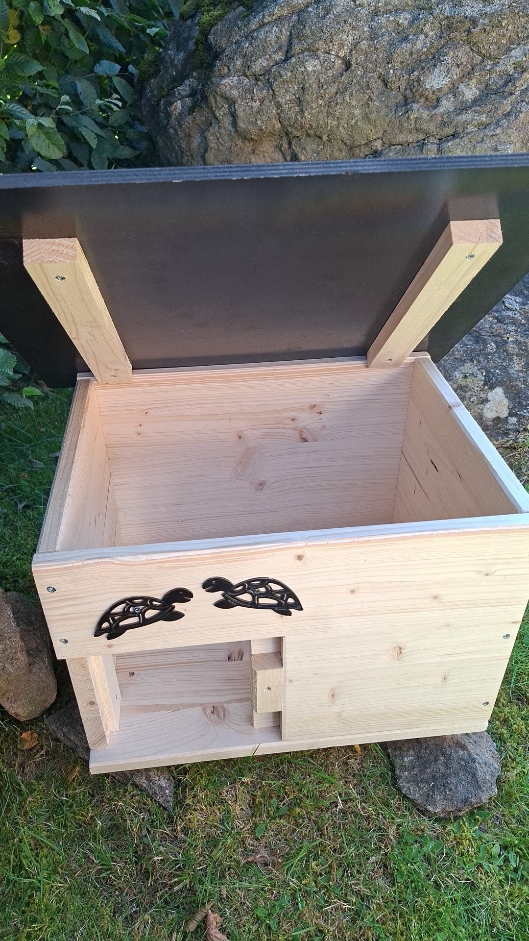 Schildkrötenhaus mit verschließbarem Eingang Boden und abnehmbares Dach aus 18mm starkem Fichtenvollholz 2x wetterfest imprägniert (SK01N)