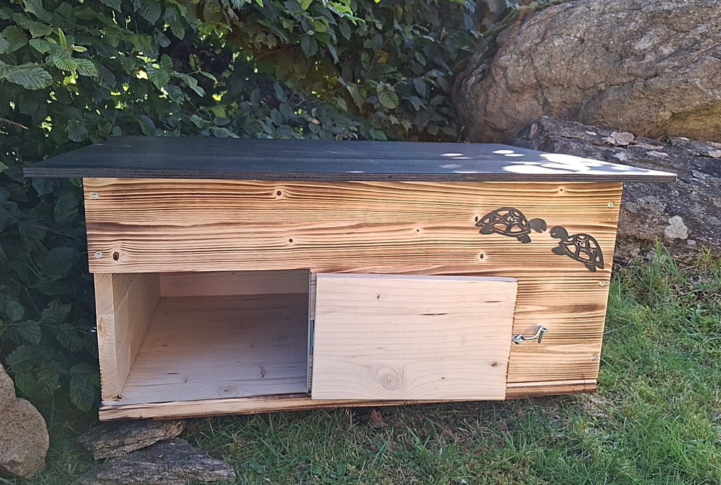 Schildkrötenhaus mit verschließbarem Eingang Boden und abnehmbares Dach aus 18mm starkem Fichtenvollholz geflammt (SK12G)