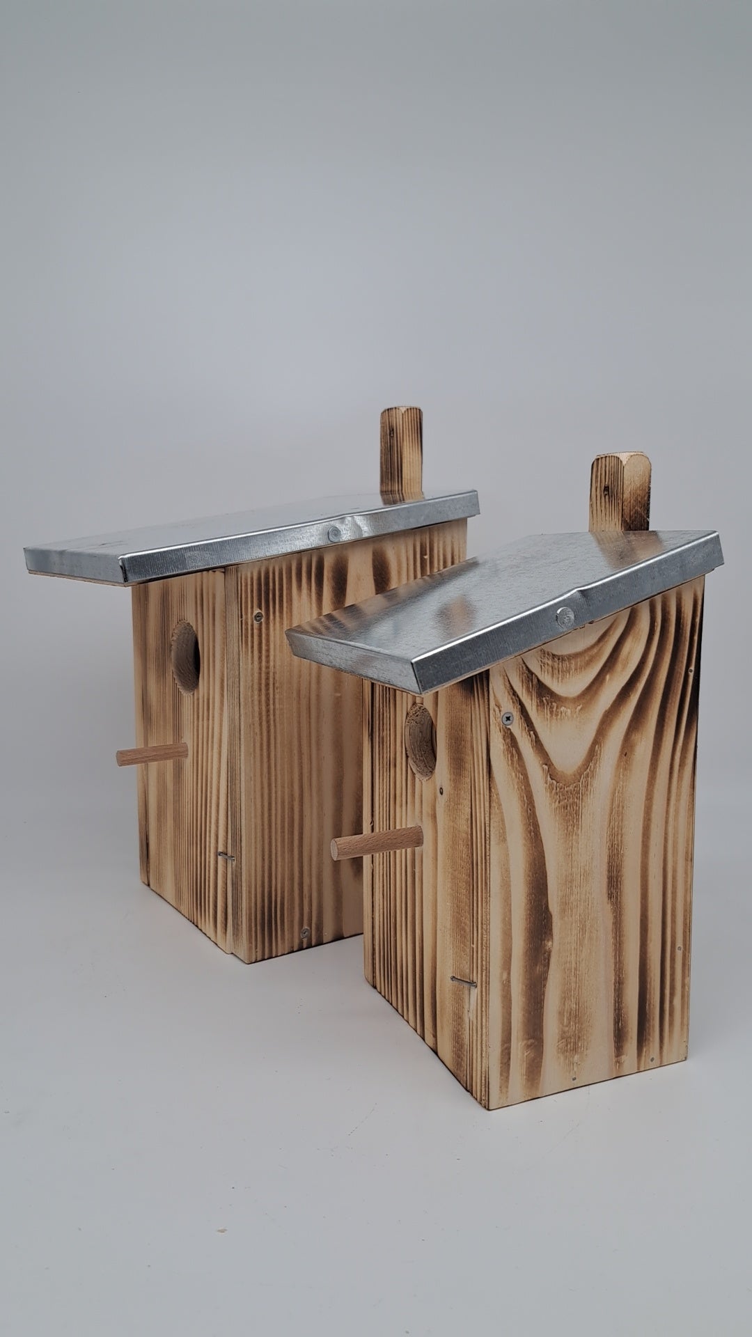 Nistkasten Nisthöhle für Vögel Vogelhaus Nistkasten zum Aufhängen Bruthöhle mit Einflugloch und Sitzstange edel geflammt im 2er Set