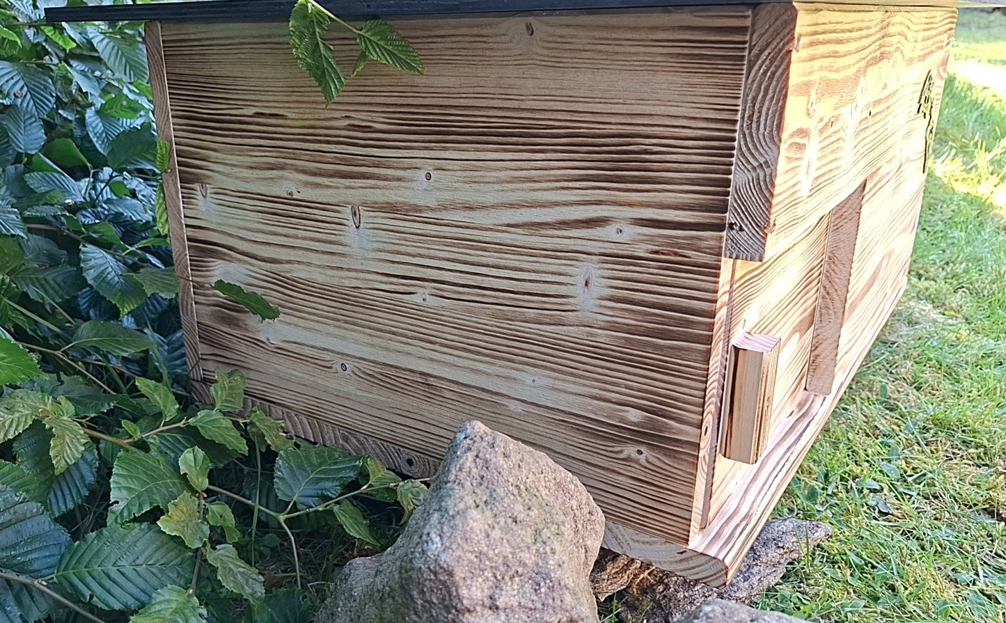 Schildkrötenhaus mit verschließbarem Eingang Boden und abnehmbares Dach aus 18mm starkem Fichtenvollholz geflammt (SK02G)