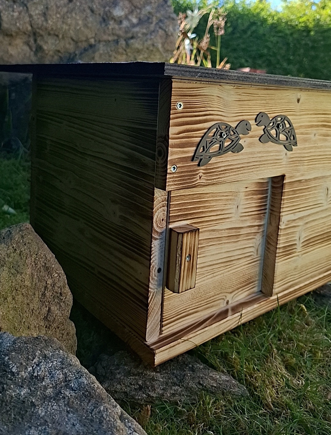 Schildkrötenhaus mit verschließbarem Eingang Boden und abnehmbares Dach aus 18mm starkem Fichtenvollholz geflammt (SK01G)
