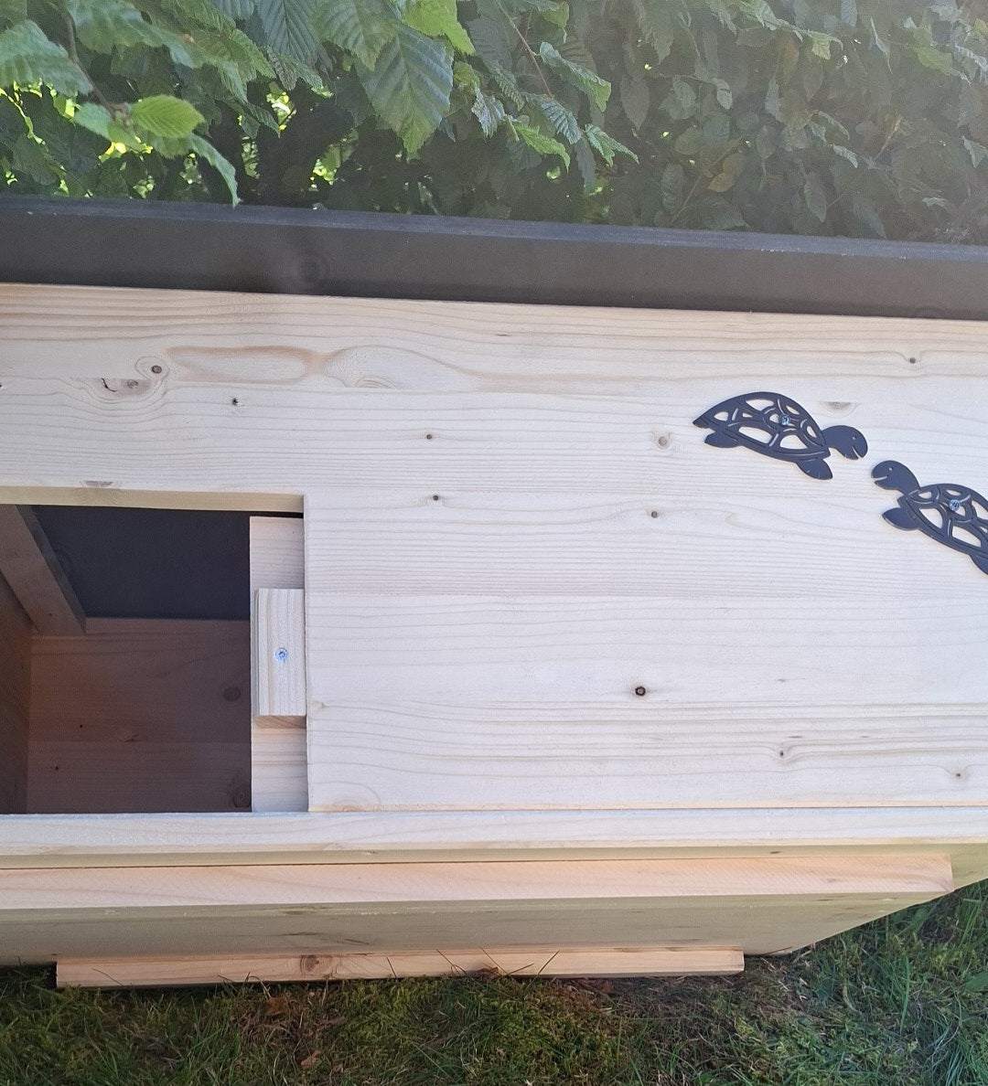 Schildkrötenhaus mit verschließbarem Eingang, Boden und abnehmbares Dach aus 18mm starkem Fichtenvollholz 2x wetterfest imprägniert (SK02N)