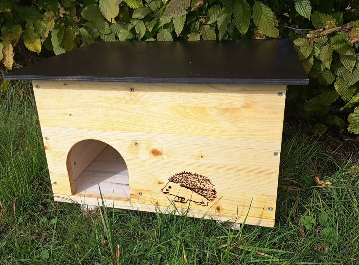 Igelhaus Igelhotel Igelhütte Futterhaus für Igel Igelfutterhaus Natur 2x wetterfest imprägniert mit Boden und Rattenklappe (INKB)