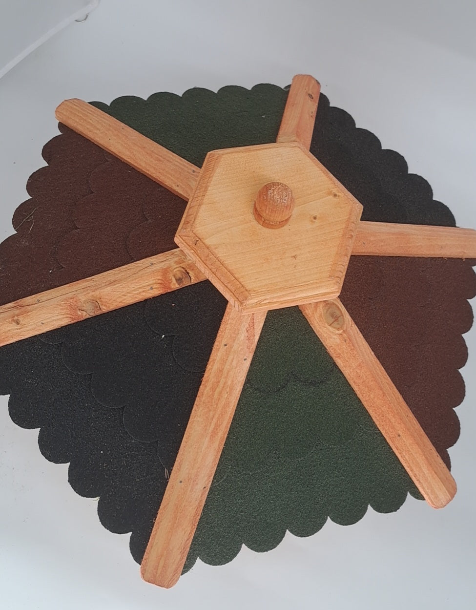 Vogelhaus Futtersilo Futterhaus Vogelfutter Vogelvilla Vogel im Bauernhausstil bunt (BVM)