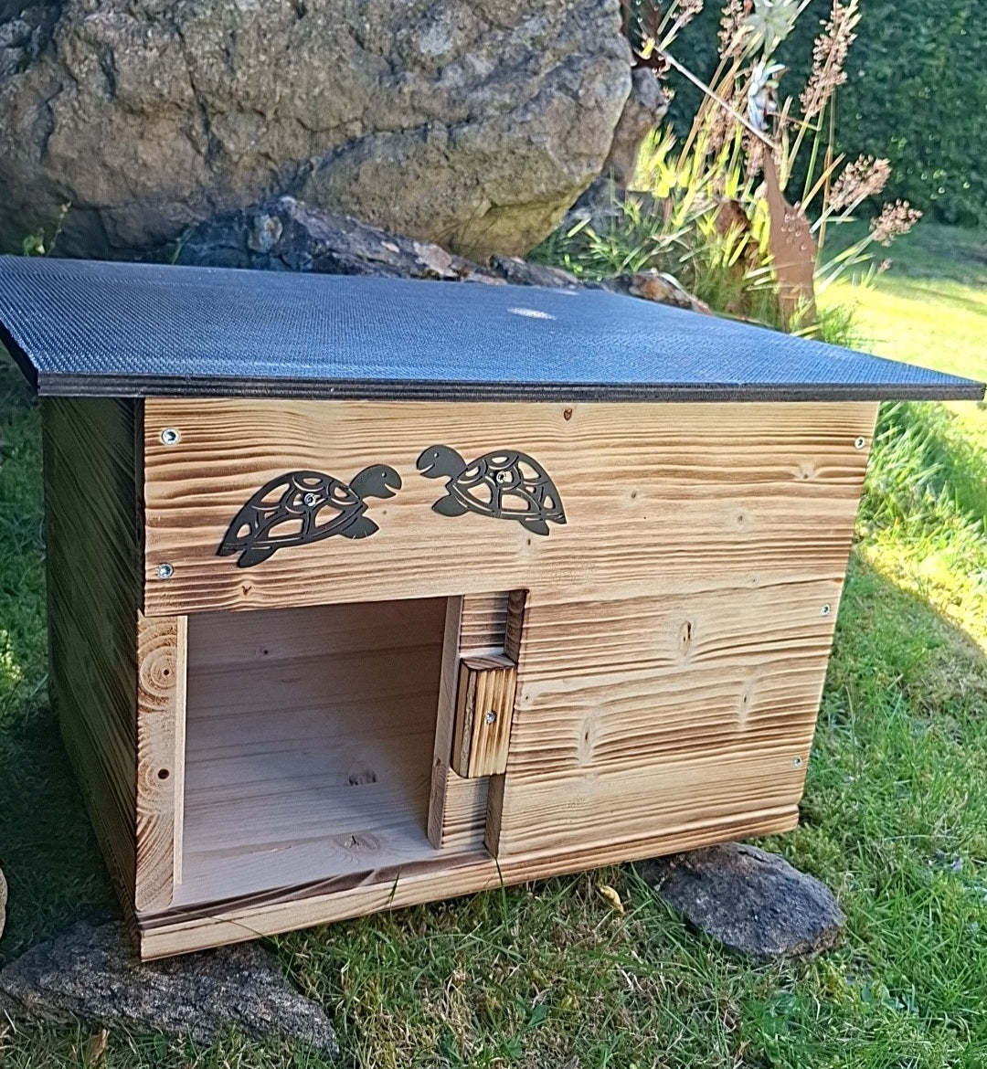 Schildkrötenhaus mit verschließbarem Eingang Boden und abnehmbares Dach aus 18mm starkem Fichtenvollholz geflammt (SK01G)