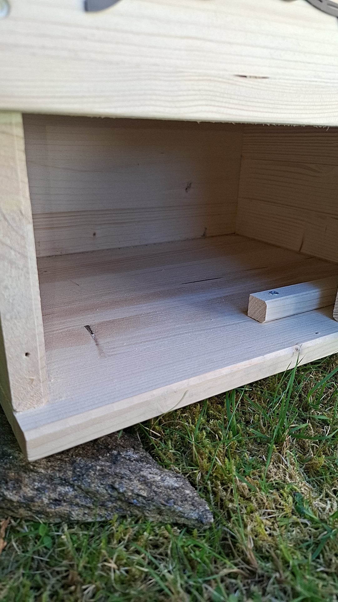 Schildkrötenhaus mit verschließbarem Eingang Boden und abnehmbares Dach aus 18mm starkem Fichtenvollholz 2x wetterfest imprägniert (SK11N)