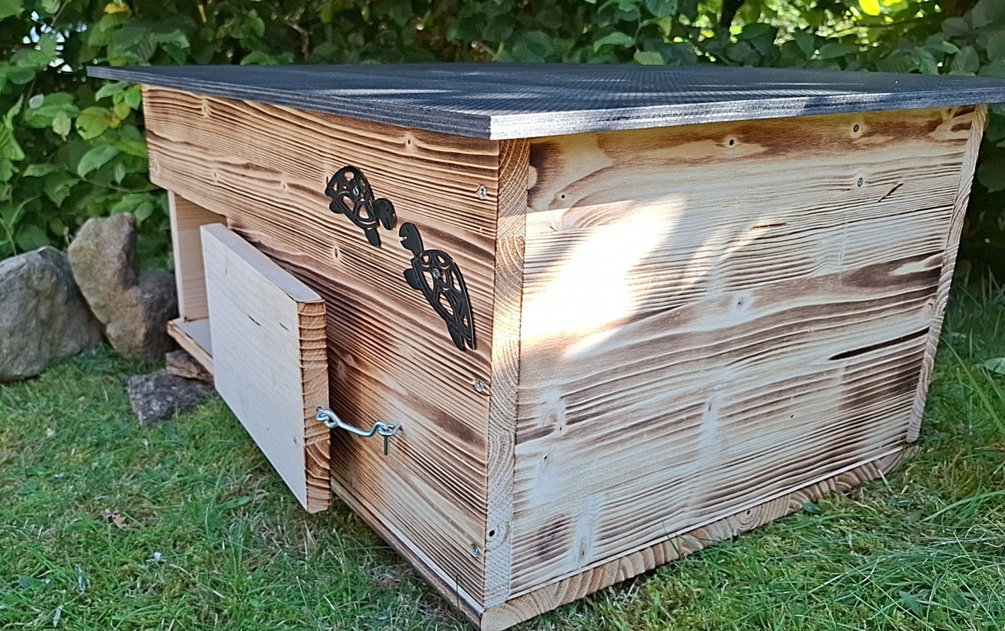 Schildkrötenhaus mit verschließbarem Eingang Boden und abnehmbares Dach aus 18mm starkem Fichtenvollholz geflammt (SK12G)