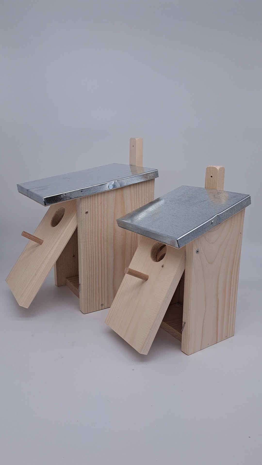 Nistkasten Nisthöhle für Vögel Vogelhaus Nistkasten zum Aufhängen Bruthöhle mit Blechdach mit Einflugloch und Sitzstange Natur im 2er Set