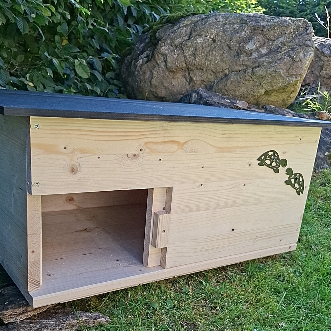 Schildkrötenhaus mit verschließbarem Eingang, Boden und abnehmbares Dach aus 18mm starkem Fichtenvollholz 2x wetterfest imprägniert (SK02N)
