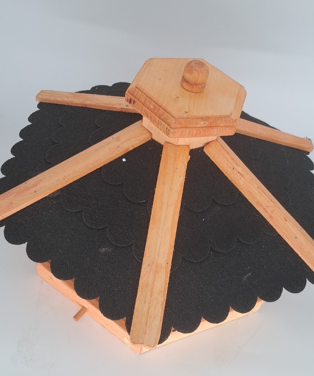 Vogelhaus Futtersilo Futterhaus Vogelfutter Vogelvilla Vogel im Bauernhausstil schwarz (BVS)