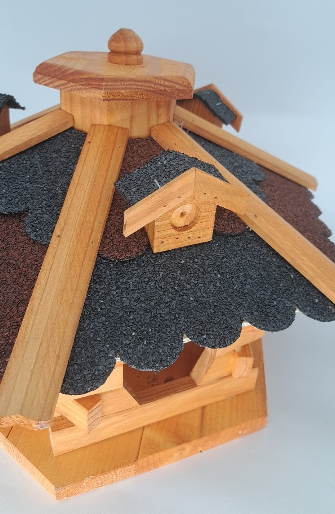 Vogelhaus Futtersilo Futterhaus Vogelfutter Vogelvilla Vogel im Blockhausstil Braun/Schwarz (VM)