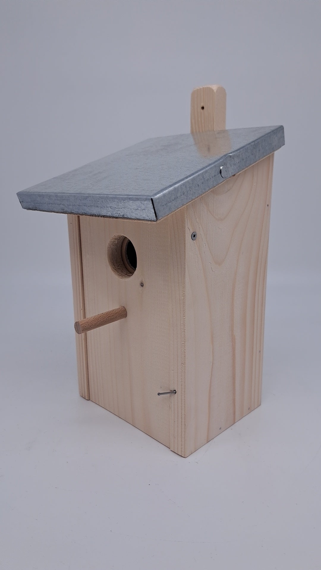 Nesting box nesting cave for birds bird house nesting box for hanging breeding cavity with a tin roof with an entry hole 45mm nature (N1)