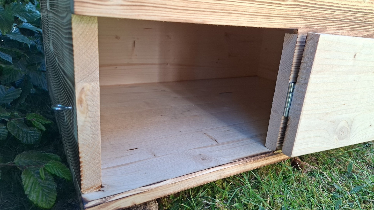 Schildkrötenhaus mit verschließbarem Eingang Boden und abnehmbares Dach aus 18mm starkem Fichtenvollholz geflammt (SK12G)