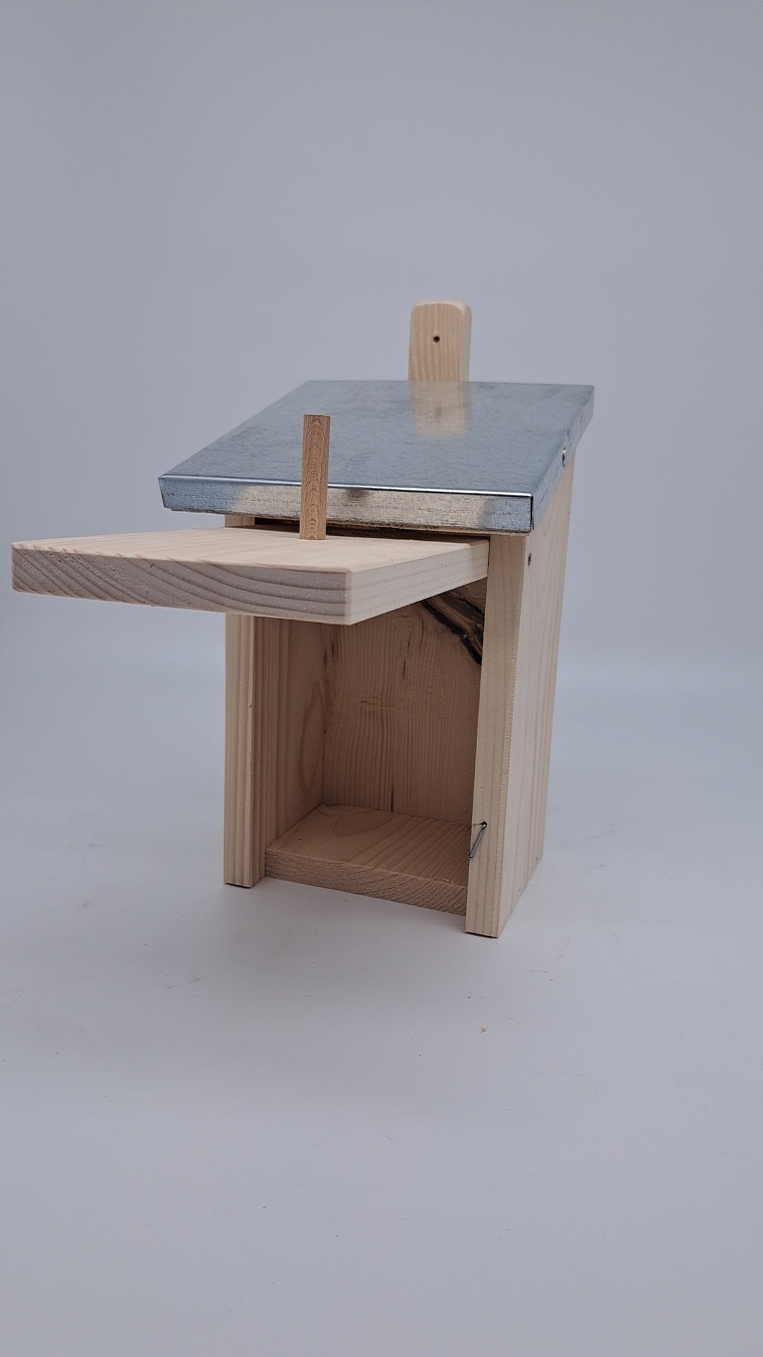 Nesting box nesting cave for birds bird house nesting box for hanging breeding cavity with a tin roof with an entry hole 45mm nature (N1)