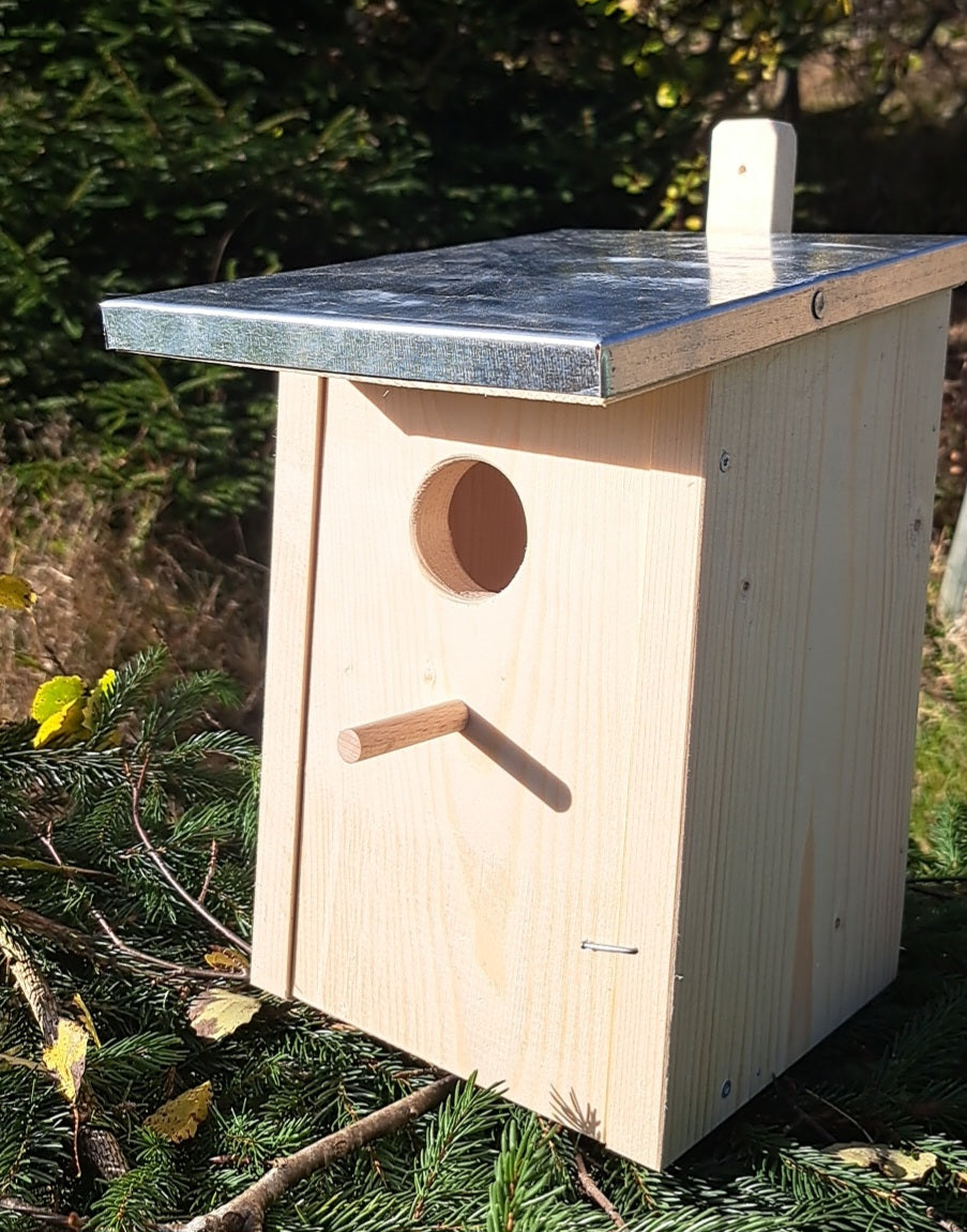 Nesting box nesting cave for birds bird house nesting box for hanging breeding cavity with a tin roof with an entry hole 45mm nature (N1)