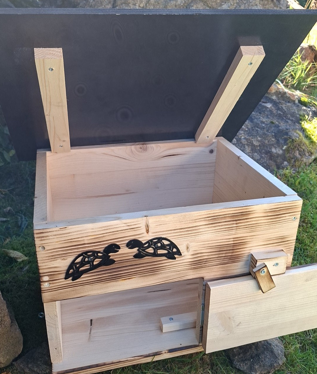 Schildkrötenhaus mit verschließbarem Eingang Boden und abnehmbares Dach aus 18mm starkem Fichtenvollholz geflammt (SK11G)