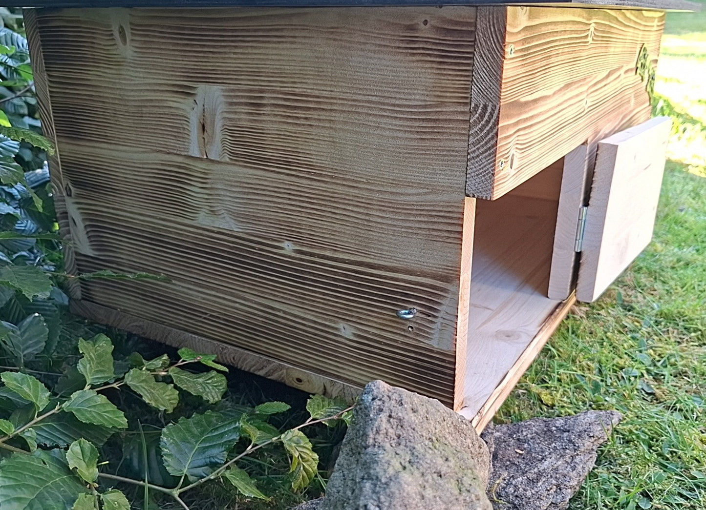 Schildkrötenhaus mit verschließbarem Eingang Boden und abnehmbares Dach aus 18mm starkem Fichtenvollholz geflammt (SK12G)