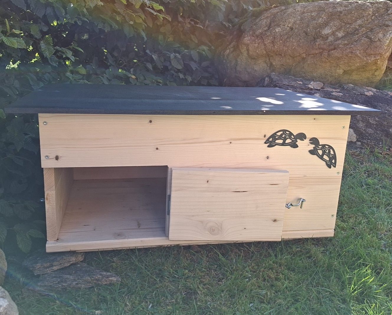 Schildkrötenhaus mit verschließbarem Eingang Boden und abnehmbares Dach aus 18mm starkem Fichtenvollholz 2x wetterfest imprägniert (SK12N)