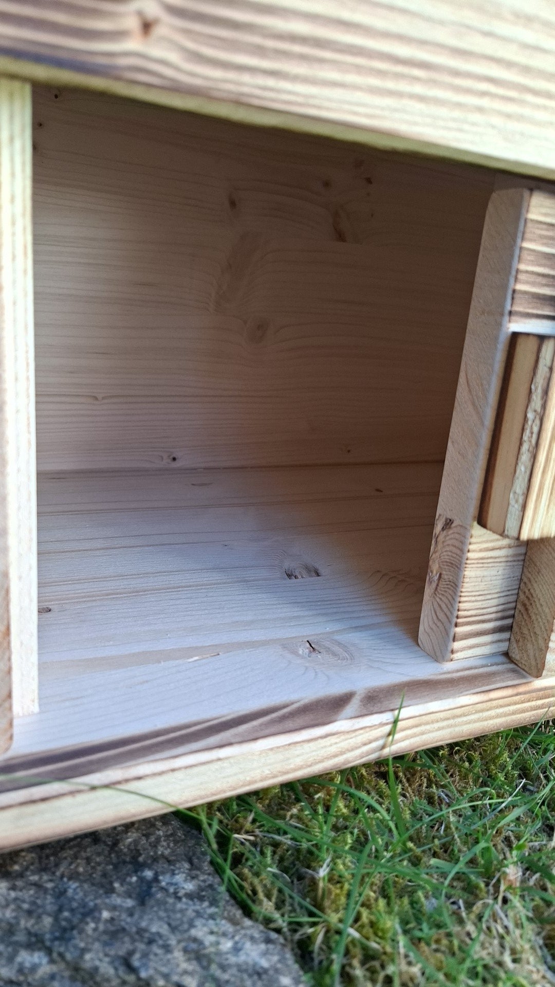 Schildkrötenhaus mit verschließbarem Eingang Boden und abnehmbares Dach aus 18mm starkem Fichtenvollholz geflammt (SK01G)