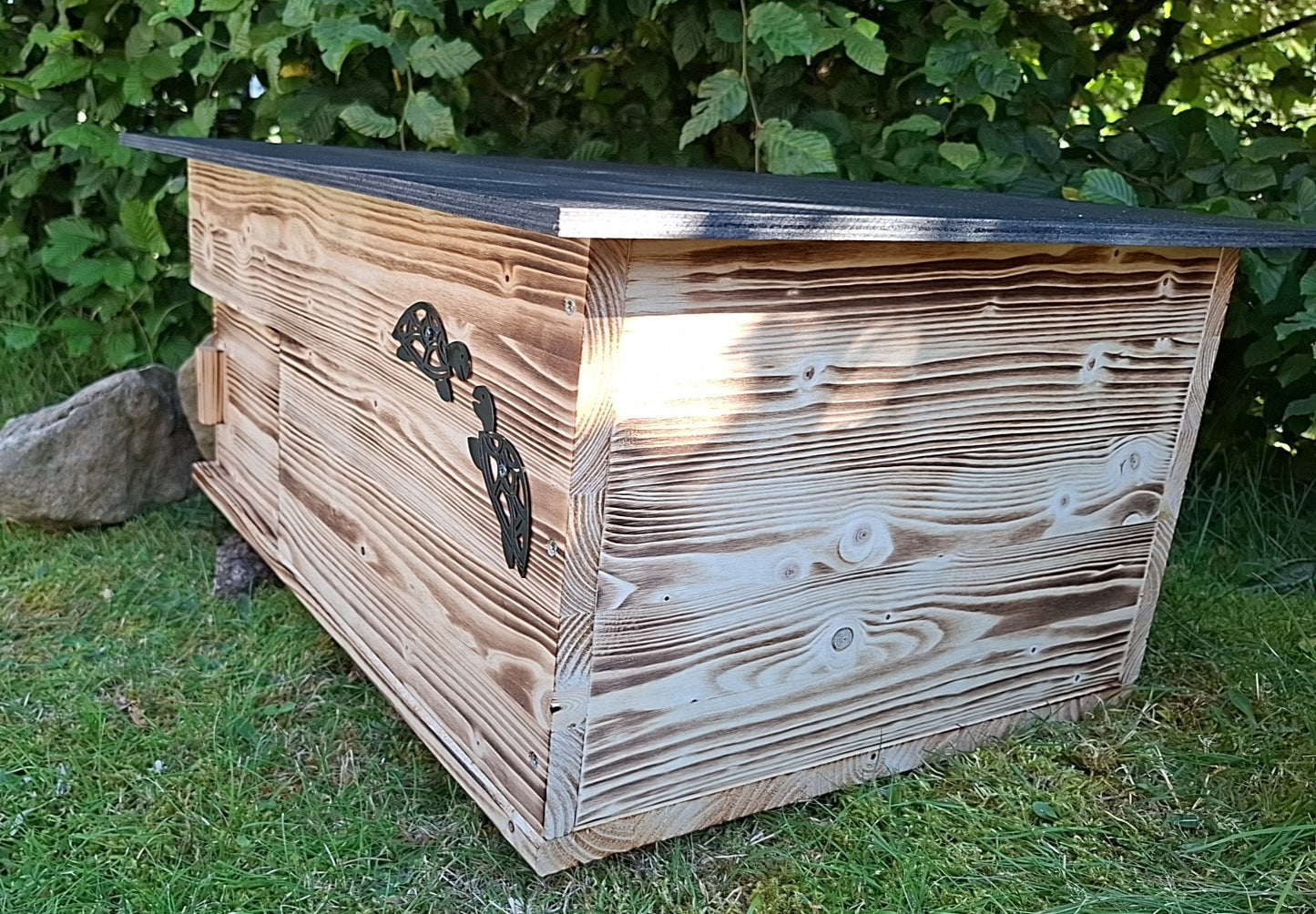Schildkrötenhaus mit verschließbarem Eingang Boden und abnehmbares Dach aus 18mm starkem Fichtenvollholz geflammt (SK02G)