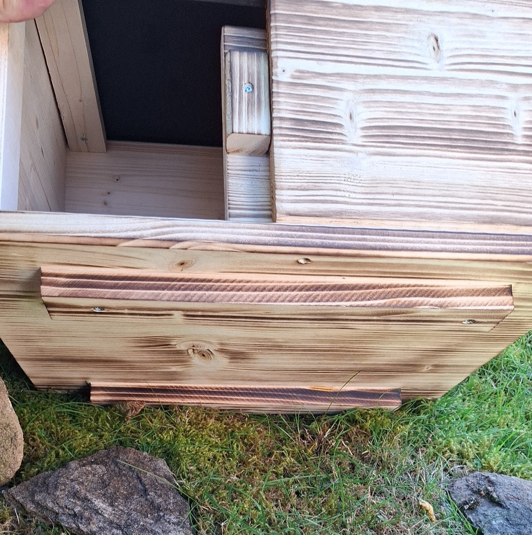 Schildkrötenhaus mit verschließbarem Eingang Boden und abnehmbares Dach aus 18mm starkem Fichtenvollholz geflammt (SK01G)