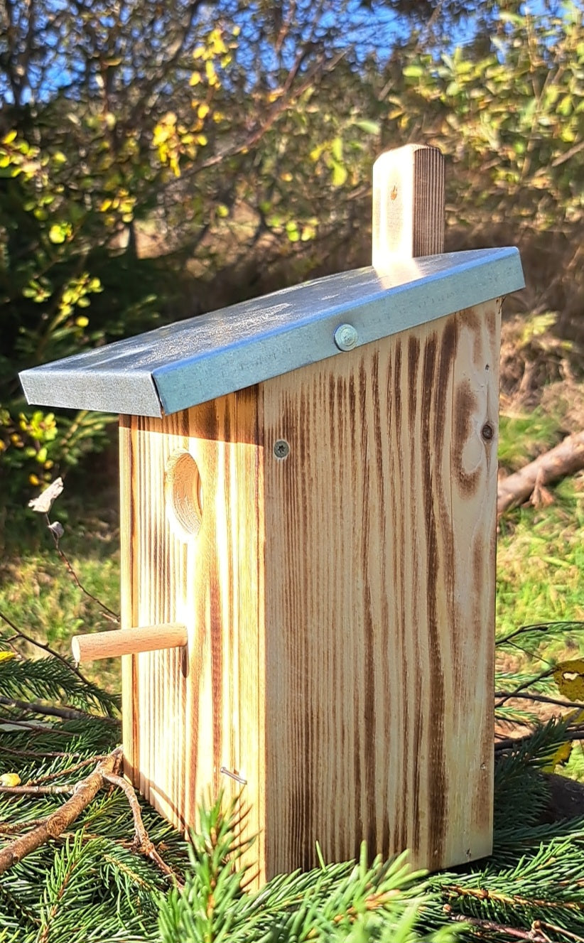 Nistkasten Nisthöhle für Vögel Vogelhaus Nistkasten zum Aufhängen Bruthöhle mit Blechdach mit Einflugloch 45mm edel geflammt (N1G)