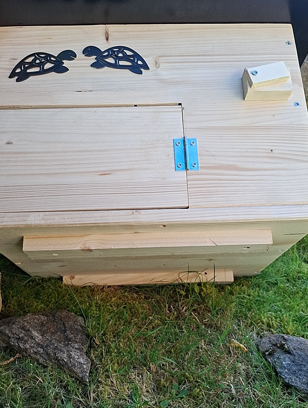 Schildkrötenhaus mit verschließbarem Eingang Boden und abnehmbares Dach aus 18mm starkem Fichtenvollholz 2x wetterfest imprägniert (SK11N)