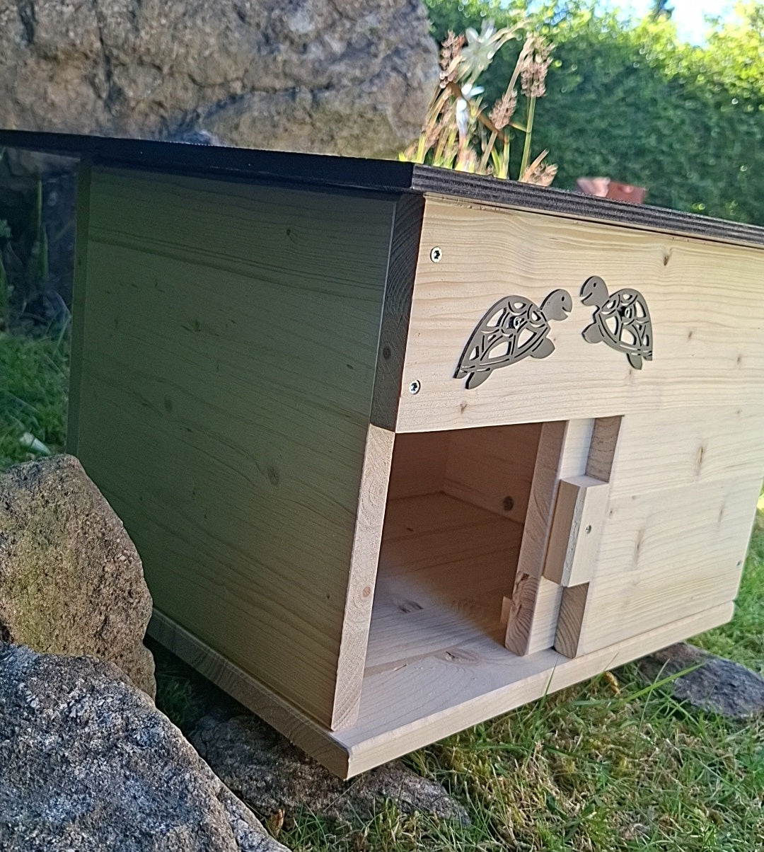Schildkrötenhaus mit verschließbarem Eingang Boden und abnehmbares Dach aus 18mm starkem Fichtenvollholz 2x wetterfest imprägniert (SK01N)