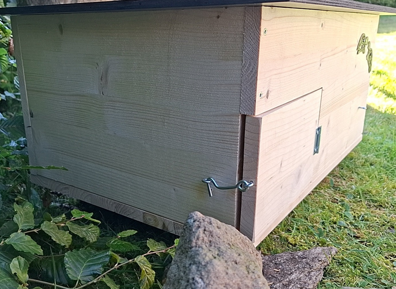 Schildkrötenhaus mit verschließbarem Eingang Boden und abnehmbares Dach aus 18mm starkem Fichtenvollholz 2x wetterfest imprägniert (SK12N)