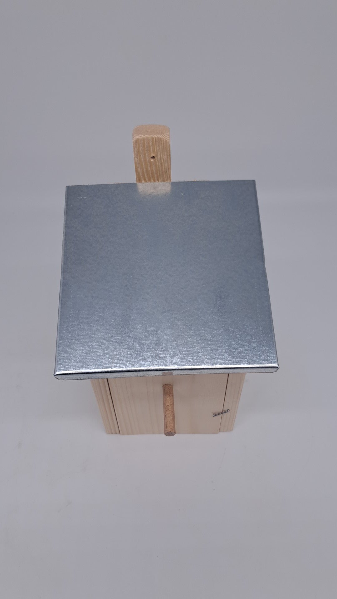 Nesting box nesting cave for birds bird house nesting box for hanging breeding cavity with a tin roof with an entry hole 45mm nature (N1)