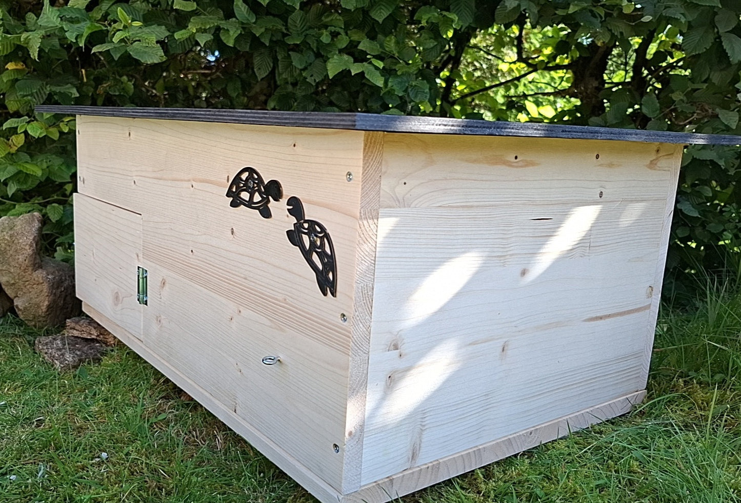 Schildkrötenhaus mit verschließbarem Eingang Boden und abnehmbares Dach aus 18mm starkem Fichtenvollholz 2x wetterfest imprägniert (SK12N)