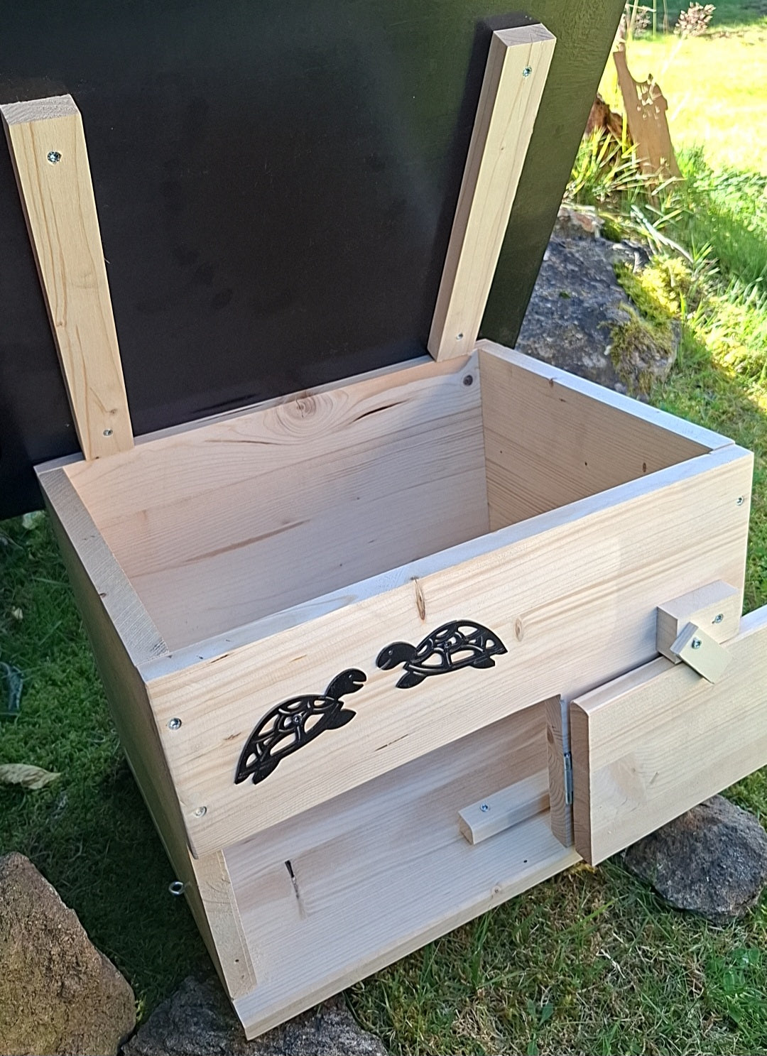 Schildkrötenhaus mit verschließbarem Eingang Boden und abnehmbares Dach aus 18mm starkem Fichtenvollholz 2x wetterfest imprägniert (SK11N)