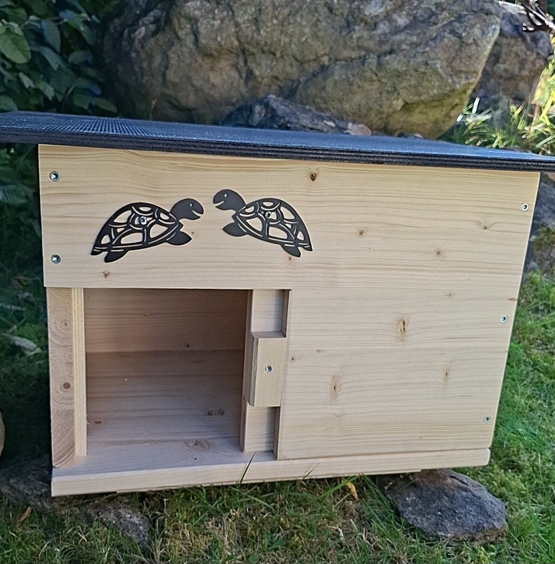 Schildkrötenhaus mit verschließbarem Eingang Boden und abnehmbares Dach aus 18mm starkem Fichtenvollholz 2x wetterfest imprägniert (SK01N)