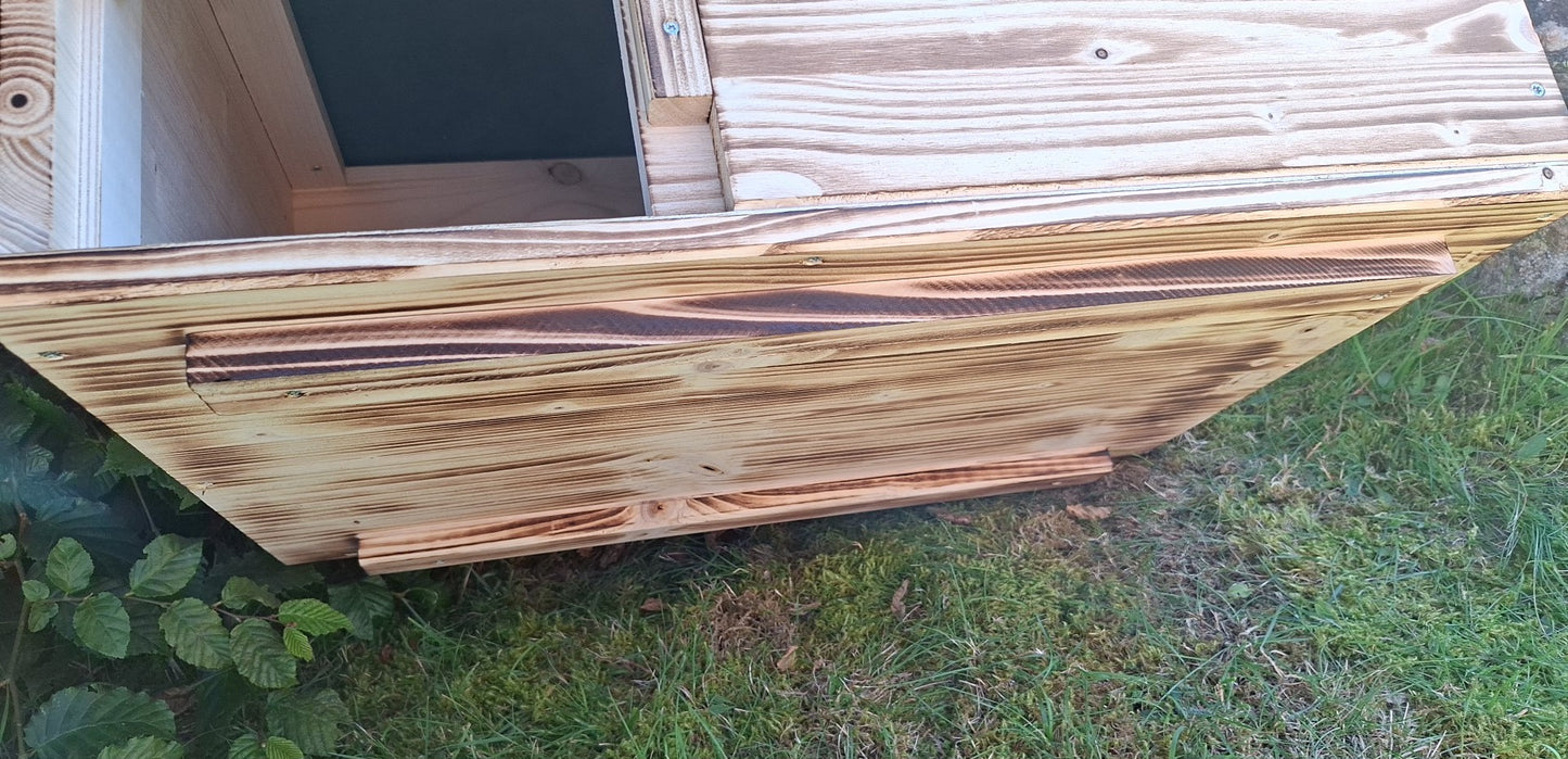 Schildkrötenhaus mit verschließbarem Eingang Boden und abnehmbares Dach aus 18mm starkem Fichtenvollholz geflammt (SK02G)