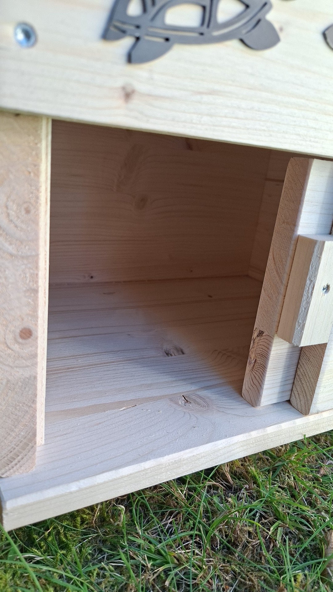 Schildkrötenhaus mit verschließbarem Eingang Boden und abnehmbares Dach aus 18mm starkem Fichtenvollholz 2x wetterfest imprägniert (SK01N)