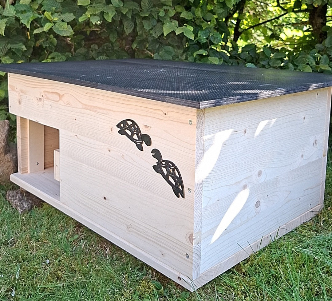Schildkrötenhaus mit verschließbarem Eingang, Boden und abnehmbares Dach aus 18mm starkem Fichtenvollholz 2x wetterfest imprägniert (SK02N)
