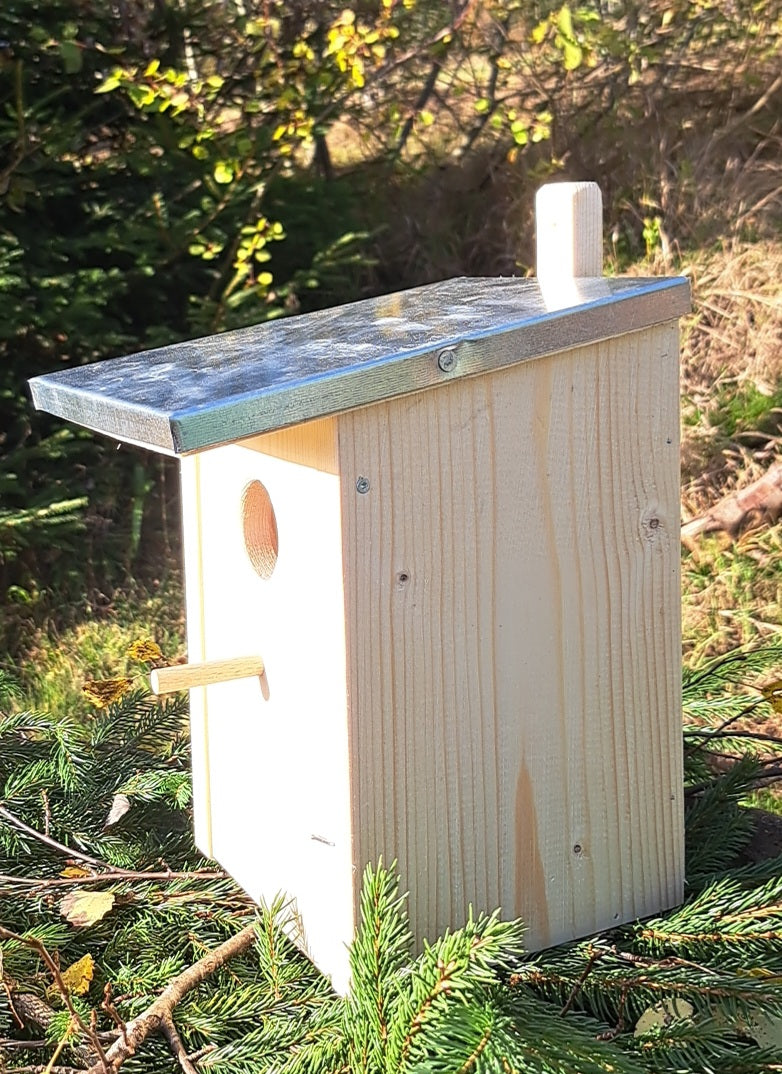 Nesting box nesting cave for birds bird house nesting box for hanging breeding cavity with a tin roof with an entry hole 45mm nature (N1)
