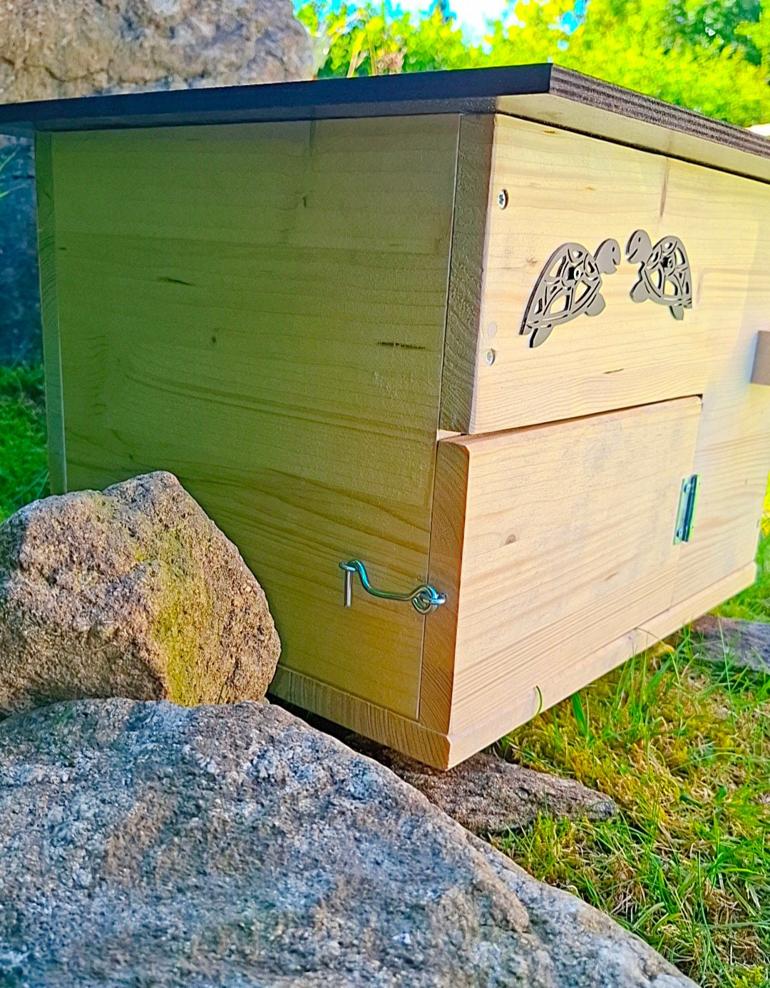 Schildkrötenhaus mit verschließbarem Eingang Boden und abnehmbares Dach aus 18mm starkem Fichtenvollholz 2x wetterfest imprägniert (SK11N)