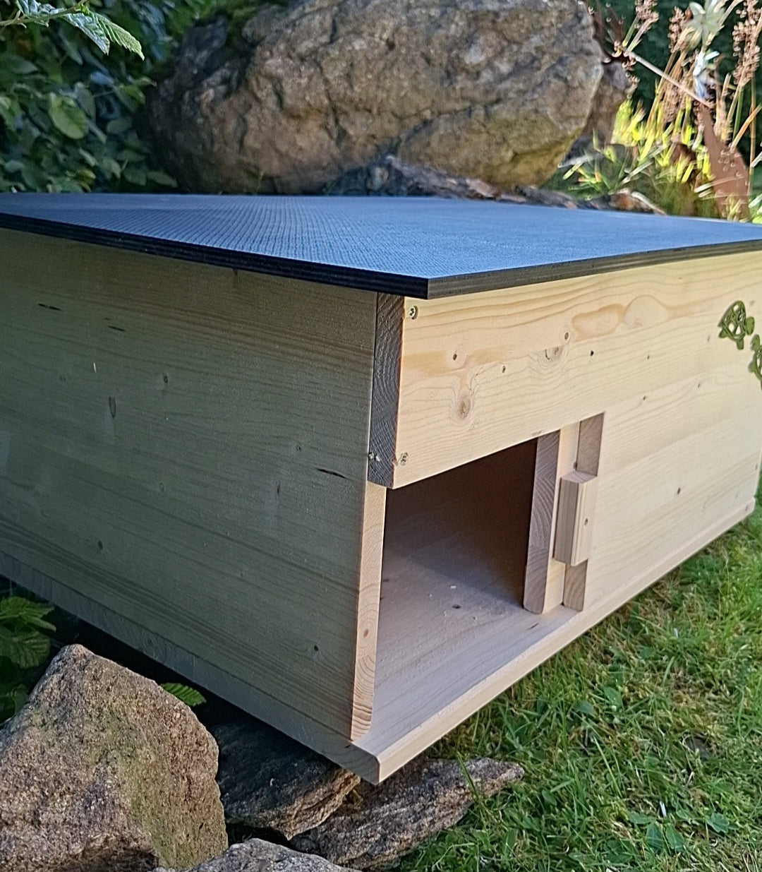 Schildkrötenhaus mit verschließbarem Eingang, Boden und abnehmbares Dach aus 18mm starkem Fichtenvollholz 2x wetterfest imprägniert (SK02N)