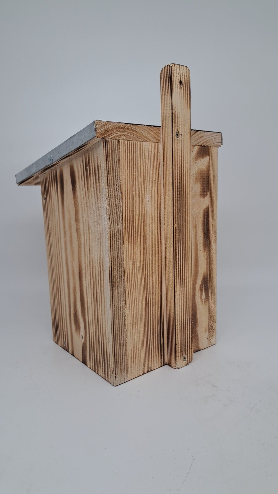 Nistkasten Nisthöhle für Vögel Vogelhaus Nistkasten zum Aufhängen Bruthöhle mit Blechdach mit Einflugloch 45mm edel geflammt (N1G)