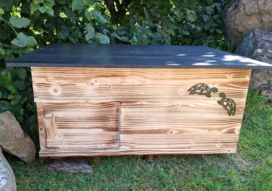 Schildkrötenhaus mit verschließbarem Eingang Boden und abnehmbares Dach aus 18mm starkem Fichtenvollholz geflammt (SK02G)