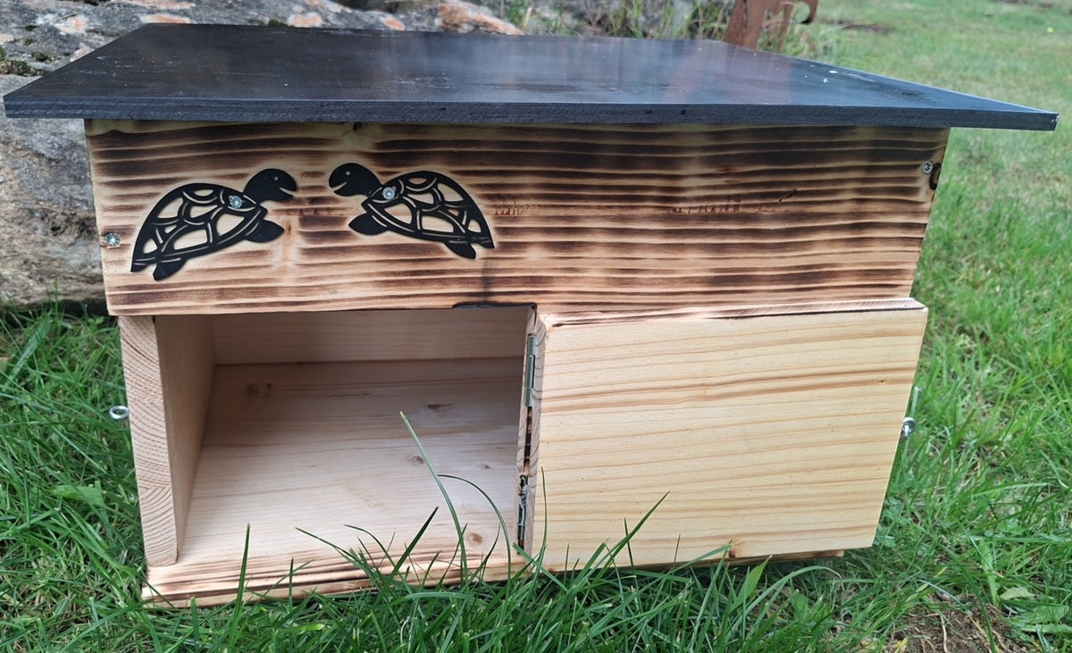 Schildkrötenhaus mit verschließbarem Eingang mit Boden und abnehmbares Dach aus 18mm starkem Fichtenvollholz geflammt (SK11G)
