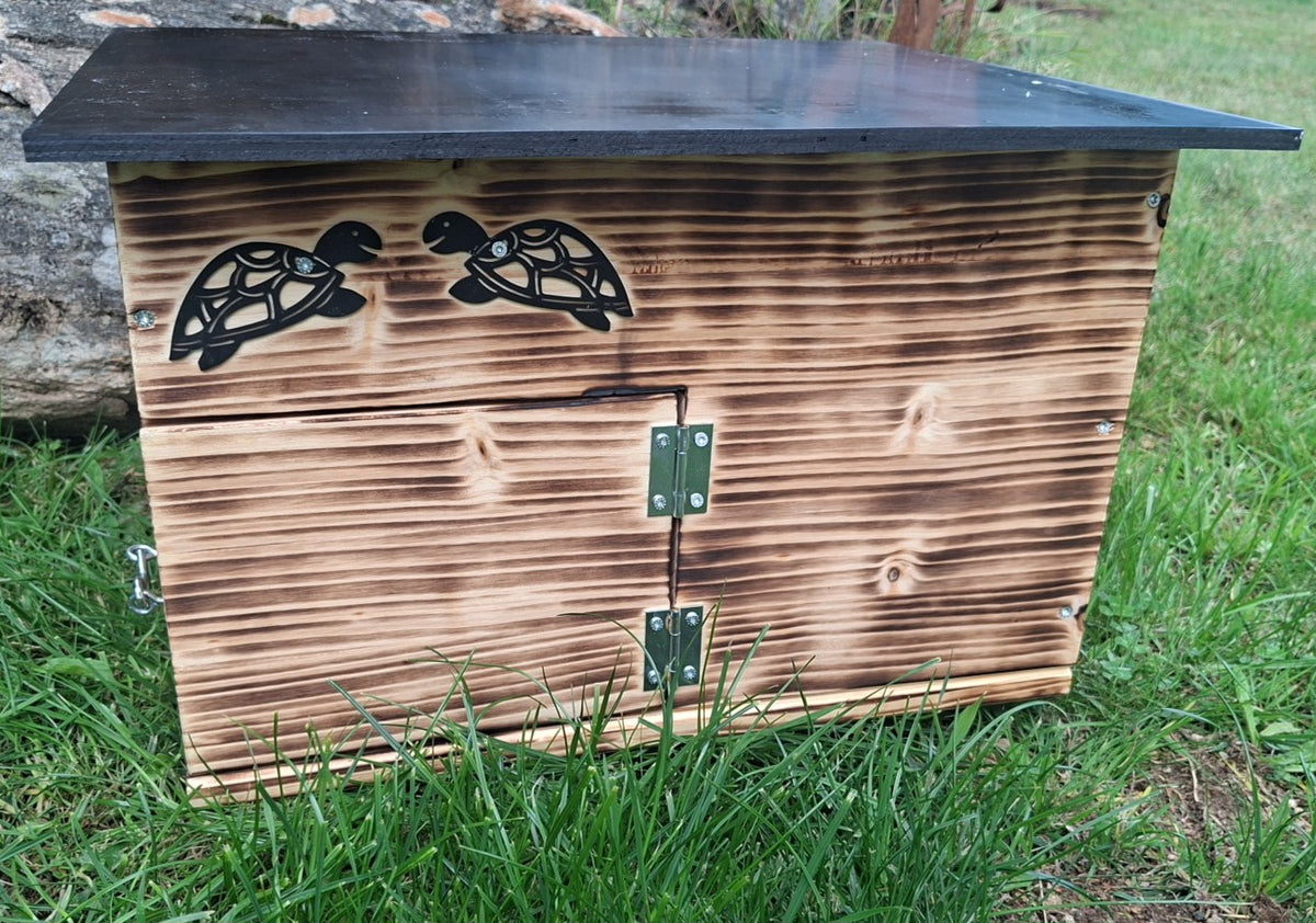 Schildkrötenhaus mit verschließbarem Eingang mit Boden und abnehmbares Dach aus 18mm starkem Fichtenvollholz geflammt (SK11G)
