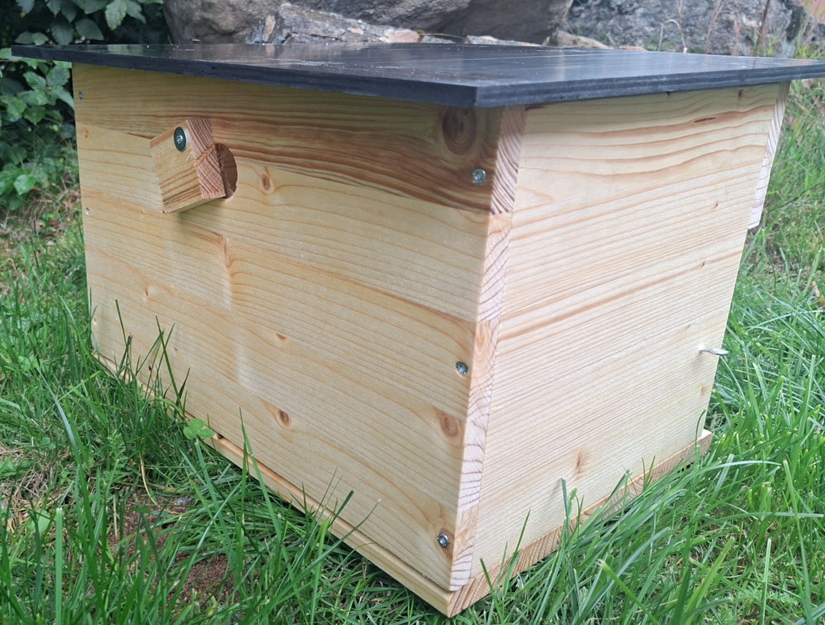 Schildkrötenhaus mit verschließbarem Eingang mit Boden und abnehmbares Dach aus 18mm starkem Fichtenvollholz 2x wetterfest imprägniert (SK11N)