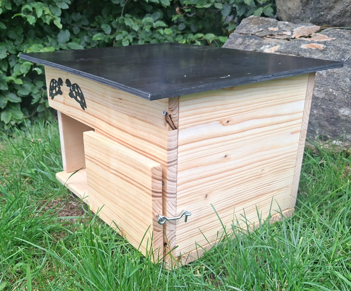 Schildkrötenhaus mit verschließbarem Eingang mit Boden und abnehmbares Dach aus 18mm starkem Fichtenvollholz 2x wetterfest imprägniert (SK11N)