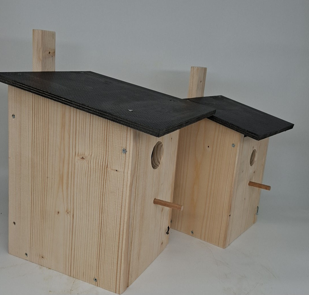 Nesting box nesting cave for birds bird house nesting box for hanging brood cavity with a sheet metal roof with entry hole and a socket rod nature in the 2 Set