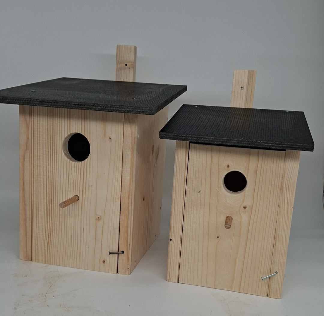 Nesting box nesting cave for birds bird house nesting box for hanging brood cavity with a sheet metal roof with entry hole and a socket rod nature in the 2 Set