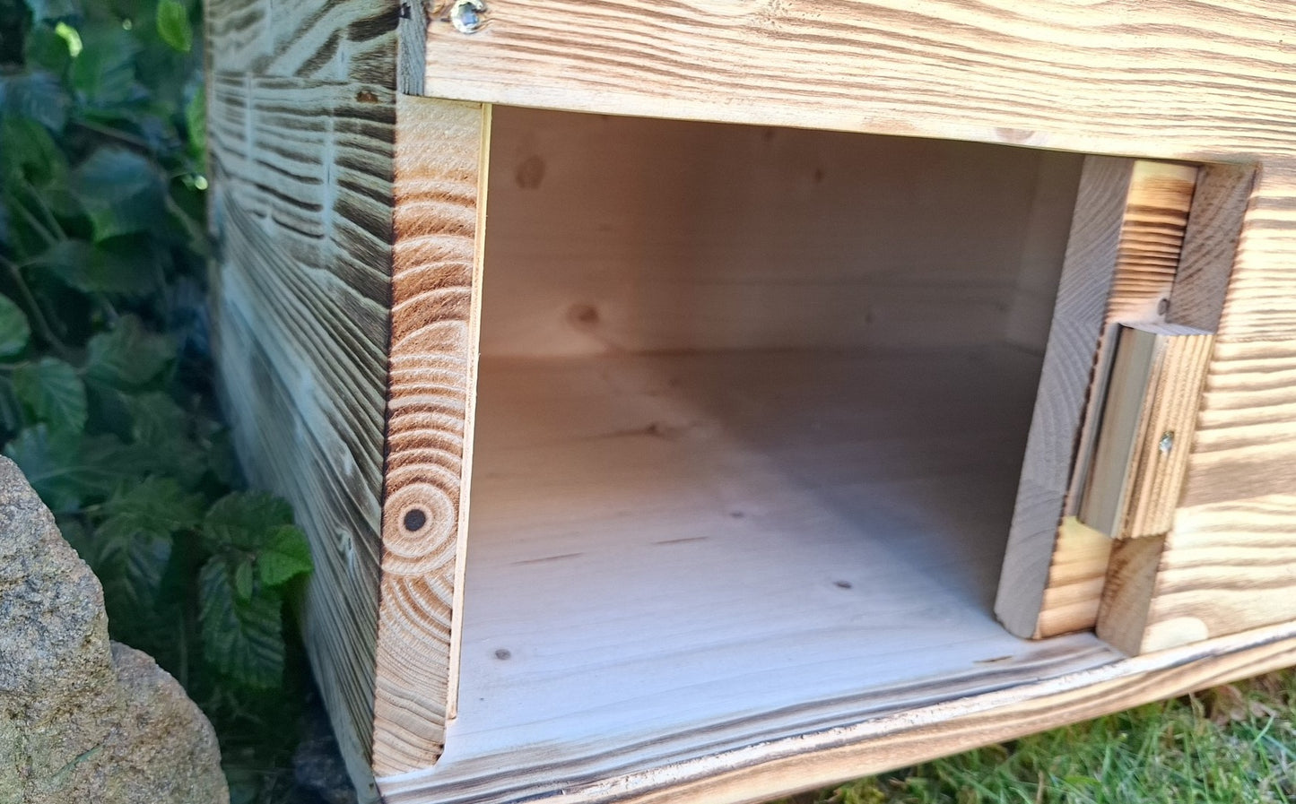 Schildkrötenhaus mit verschließbarem Eingang Boden und abnehmbares Dach aus 18mm starkem Fichtenvollholz geflammt (SK02G)