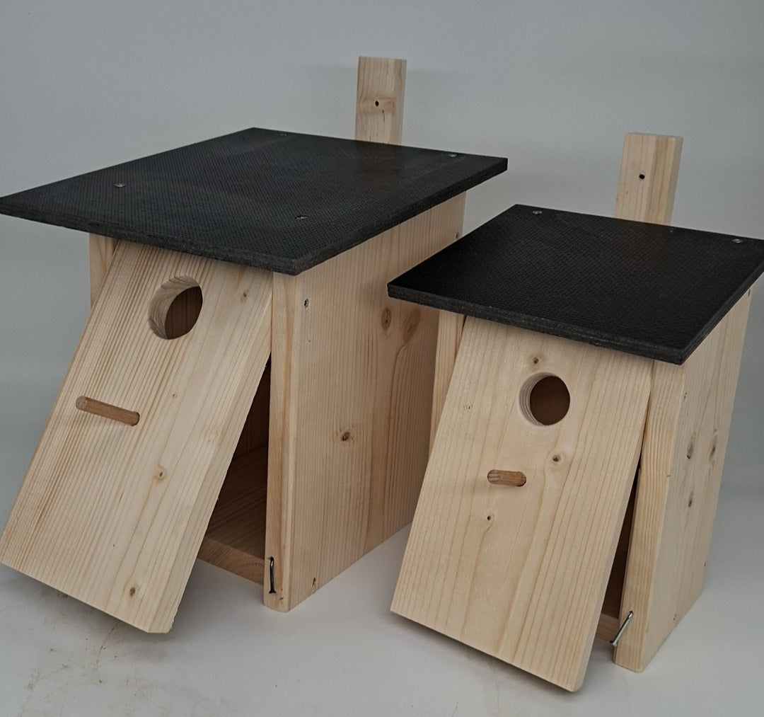 Nesting box nesting cave for birds bird house nesting box for hanging brood cavity with a sheet metal roof with entry hole and a socket rod nature in the 2 Set